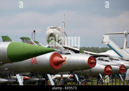 Eine Sammlung von Sukhoi Kämpfer vor der Tupolew Tu-144 in Monino Museum. Stockfoto