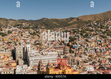 Auf einem UNESCO-Weltkulturerbe, Site-Guanajuato City, Mexiko, von oben auf einem Hügel, mit Blick auf die Basilika, Universität, und viele andere Gebäude Stockfoto