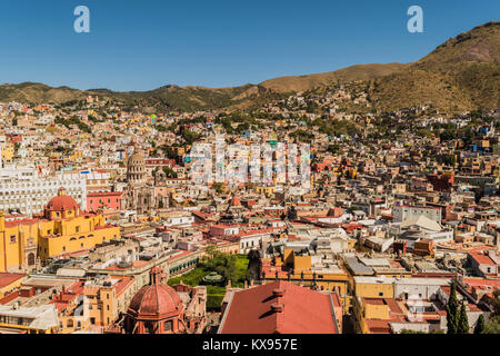 Auf einem UNESCO-Weltkulturerbe, Site-Guanajuato City, Mexiko, von oben auf einem Hügel, mit Blick auf die Basilika, Universität, und viele andere Gebäude Stockfoto