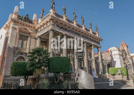 Front-side Shot des Teatro Juarez, mit einem klaren blauen Himmel und der Mond immer noch angezeigt, und die Schatten auf den Boden, in Guanajuato, Mexiko Stockfoto