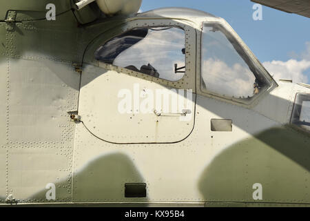 Detail eines Mil Mi-24 Helikopter auf Anzeige im ''Kampf Herrlichkeit des Ural'' Museum, nördlich von Jekaterinburg. Stockfoto