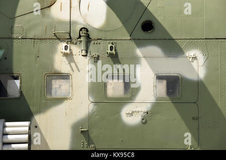 Detail eines Mil Mi-24 Helikopter auf Anzeige im ''Kampf Herrlichkeit des Ural'' Museum, nördlich von Jekaterinburg. Stockfoto