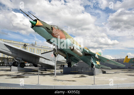 Eine Sukhoï Su-17 Fighter auf Anzeige im ''Kampf Herrlichkeit des Ural'' Museum, nördlich von Jekaterinburg. Stockfoto