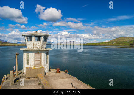 Bridge Tower auf Maurice O'Neill Memorial Bridge über den Kanal zwischen Dorf Portmagee Portmagee und Valentia Island, County Kerry, Irland Stockfoto