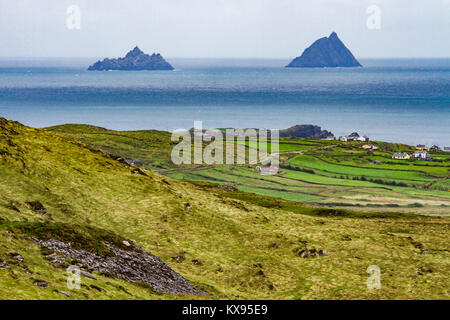 Blick von Valentia Island zu den Skellig Inseln, Little Skellig (L), Skellig Michael (R), in der Nähe der Küste von Iveragh Halbinsel, County Kerry, Irland Stockfoto