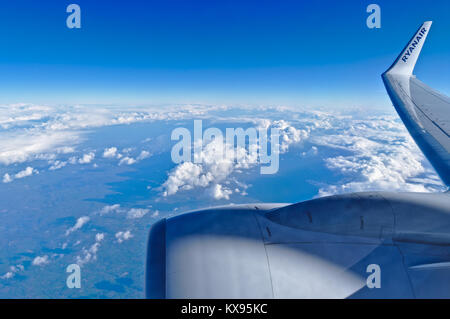 Fenster Ansicht aus einem Ryanair Boeing 737 in großer Höhe Stockfoto