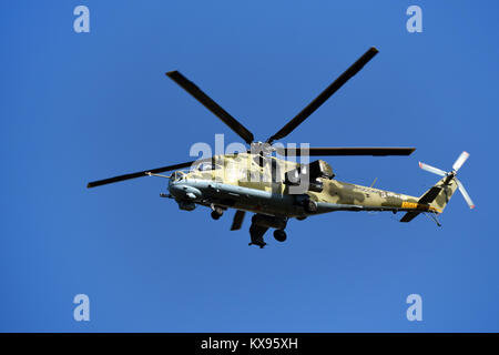 Einem russischen Hubschrauber Mil Mi-24 im Flug in der Nähe der Stadt Syzran, Samara Oblast. Stockfoto