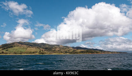 Hügel und Wolken über den See Arenal, Costa Rica Stockfoto