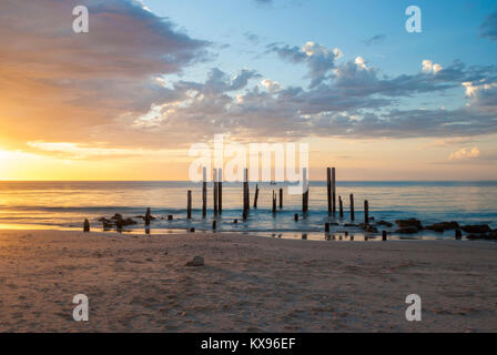 Sonnenuntergang bei Port Willunga Beach, South Australia. Mit der alten Anlegestelle Ruinen, liebevoll als die Sticks von Einheimischen bekannt. Stockfoto