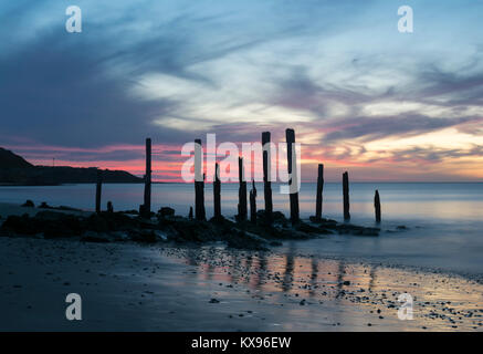 Port Willunga Strand mit der Ikonischen jetty Ruinen. In der Fleurieu Peninsula. Die Natur am Besten ist es, sich alle bunt Herrlichkeit. Stockfoto