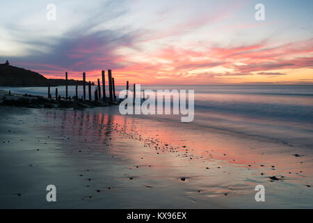 Port Willunga Strand mit der Ikonischen jetty Ruinen. In der Fleurieu Peninsula. Die Natur am Besten ist es, sich alle bunt Herrlichkeit. Stockfoto