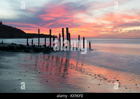 Port Willunga Strand mit der Ikonischen jetty Ruinen. In der Fleurieu Peninsula. Die Natur am Besten ist es, sich alle bunt Herrlichkeit. Stockfoto