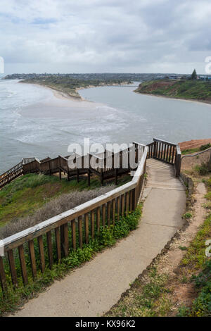 Southport Strand, SA, Australien: 10. Oktober 2016 - Aus den Schritten, Anzeigen deminished Landmasse, prall Wasser Wege des Onkaparinga Fluss und hohe Stockfoto