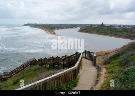 Southport Strand, SA, Australien: 10. Oktober 2016 - Aus den Schritten, Anzeigen deminished Landmasse, prall Wasser Wege des Onkaparinga Fluss und hohe Stockfoto