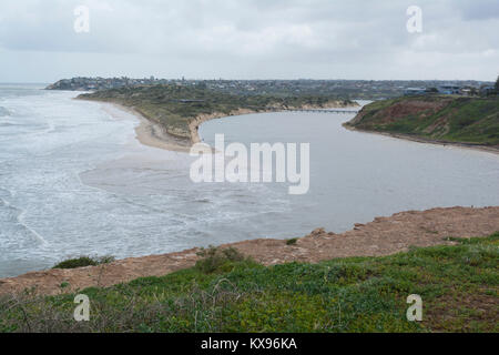 Southport Strand, SA, Australien: 10. Oktober 2016 - Mit deminished Landmasse, prall Wasser Wege des Onkaparinga Fluss und Flut Nachdem die extr Stockfoto