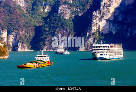 Viel Verkehr am Yangtze Fluss unten Drei-Schluchten-Damm Stockfoto