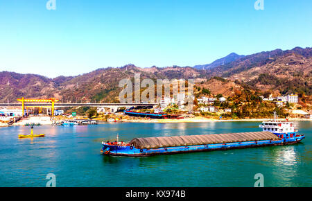 Neues Boot im Bau in Schiff Bauhof am Ufer des Yangtze in China Stockfoto