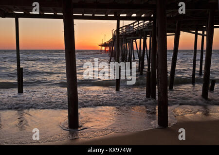 NC-01219-00... NORTH CAROLINA - Blick auf den Sonnenaufgang über dem Atlantik von der Säulen an der Basis der Outer Banks Fishing Pier in Nags Head. Stockfoto