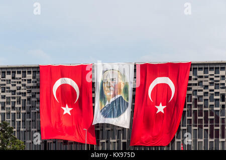 Bild von Atatürk steht zwischen türkischen Flaggen oben Ataturk Culture Center, Istanbul, Türkei. 06. Juni 2014 Stockfoto