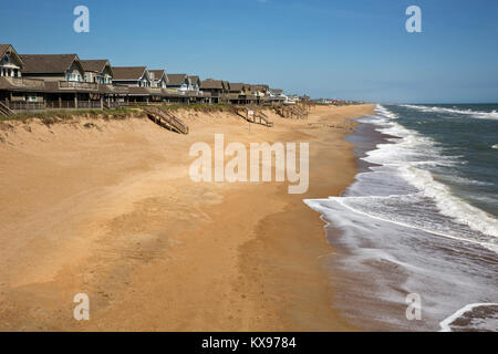 NC-01239-00... NORTH CAROLINA - Blick nach Süden entlang der Atlantikküste von Kitty Hawk Pier auf die Outer Banks in Kitty Hawk. Stockfoto