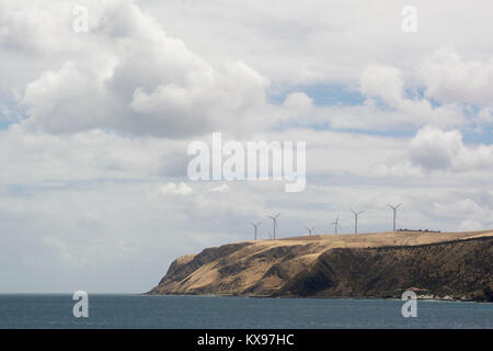 Cape Jervis, South Australia, Australien - 2. Dezember 2017: Mit den Windenergieanlagen zur Stromerzeugung oben auf der Steilküste, an der TH Stockfoto