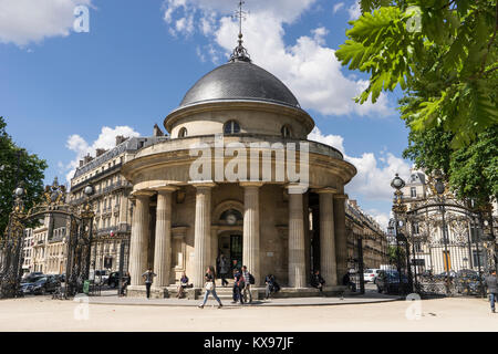 Pavillon am Eingang zum Parc Monceau, Paris, Frankreich Stockfoto