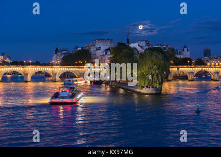 Pont Neuf und die Île de la Cité mit der Vollmond, Paris, Frankreich Stockfoto