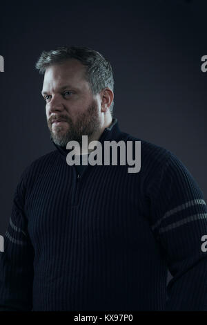 Junger Mann mit Bart im Studio Stil portrait Stockfoto