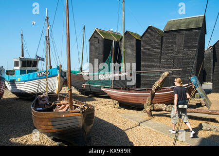 Hastings historische Fischerboote, Maritime Museum Heritage Quarter, bei den traditionellen Fischerhütten mit schwarzem Teer, Rock-a-Nore, East Sussex, Großbritannien Stockfoto