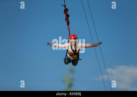 Belarus, Gomel, 01.Mai 2017. Mit einem Seil springen. Das tapfere Mädchen von der Brücke gesprungen und fliegt in den Himmel. in ropejumping. Gefährliche Hobbys Stockfoto