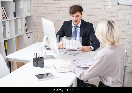 Geschäft Leute diskutieren Statistiken während der Sitzung im Büro Stockfoto