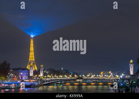 PARIS - 10. Dezember 2017: Eiffelturm bei Nacht beleuchtung und Strassenlaternen auf Alexander der dritten Brücke in Paris, Frankreich. Alexander die dritte Brid Stockfoto