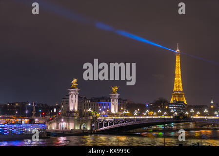 PARIS - 10. Dezember 2017: Eiffelturm bei Nacht beleuchtung und Strassenlaternen auf Alexander der dritten Brücke in Paris, Frankreich. Alexander die dritte Brid Stockfoto