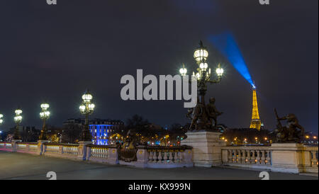 PARIS - 10. Dezember 2017: Eiffelturm bei Nacht beleuchtung und Strassenlaternen auf Alexander der dritten Brücke in Paris, Frankreich. Alexander die dritte Brid Stockfoto