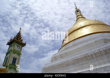 Green Clock Tower und goldenen Stupa auf Sagaing Hill, Mandalay, Myanmar Stockfoto