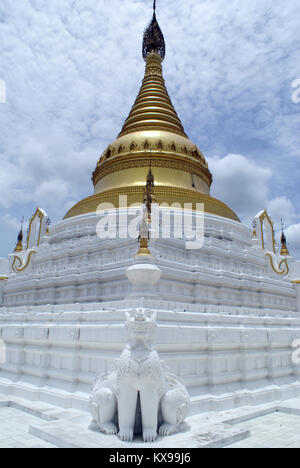 Lion Guard an der Ecke der Weißen stupa auf Sagaing Hill Stockfoto