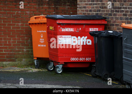 Eine Auswahl der Fächer dargestellt hinter dem Einkaufsviertel in Chichester, West Sussex, UK. Stockfoto