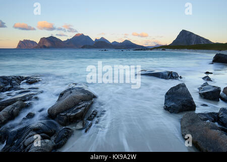 Sandnes Strand, Flakstadoya, Lofoten, Nordland, Norwegen. Blick auf Vestvagoy Stockfoto