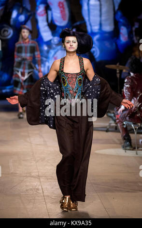 Modelle auf dem Laufsteg während der Charles Jeffrey LOVERBOY Herbst/Winter 2018 London Fashion Week Show auf Topman Showspace, London. Stockfoto