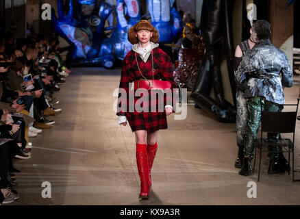 Modelle auf dem Laufsteg während der Charles Jeffrey LOVERBOY Herbst/Winter 2018 London Fashion Week Show auf Topman Showspace, London. Stockfoto