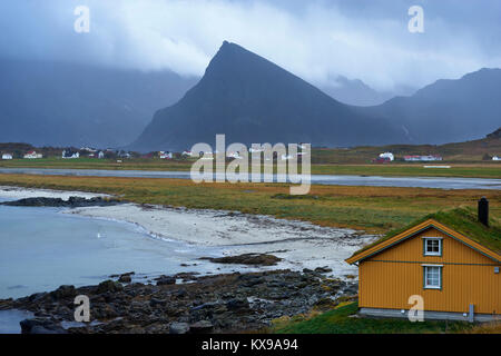 Blick auf Volandstinden auf Flakstadoya aus Ytresand, Moskenesoya, Lofoten, Nordland, Norwegen. Mit Blick auf Sandbotnen und Medvoll Stockfoto