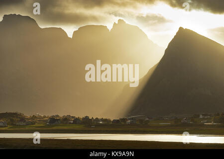 Blick auf Volandstinden auf Flakstadoya aus Ytresand, Moskenesoya, Lofoten, Nordland, Norwegen. Mit Blick auf Sandbotnen und Medvoll Stockfoto