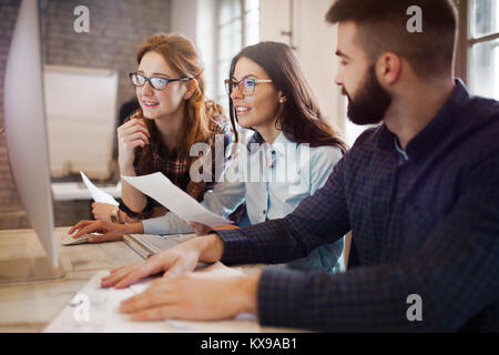 Gruppe junger Designer arbeiten als Team Stockfoto