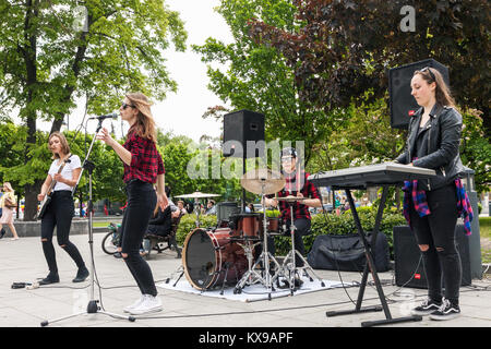 Teenager Rock Musik Band auf der Straße in Vilnius, Litauen Stockfoto