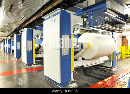 Papierrollen in einer Druckmaschine von einer großen Druckerei Stockfoto