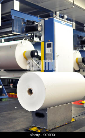 Papierrollen in einer Druckmaschine von einer großen Druckerei Stockfoto