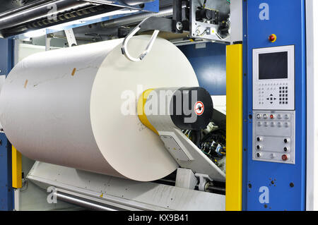 Papierrollen in einer Druckmaschine von einer großen Druckerei Stockfoto