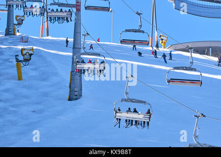 WINTERBERG, Deutschland - 15. FEBRUAR 2017: die Menschen in Sessellifte zu einem Top transportiert im Skikarussell Winterberg Stockfoto