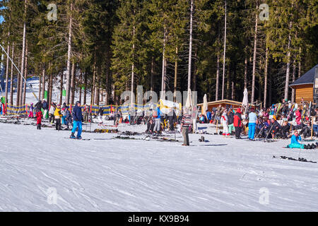 WINTERBERG, Deutschland - 15. FEBRUAR 2017: große Gruppe von Menschen eine Pause am Skikarussell Winterberg Stockfoto