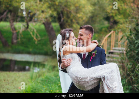 Der Bräutigam seine schöne Braut. Stockfoto